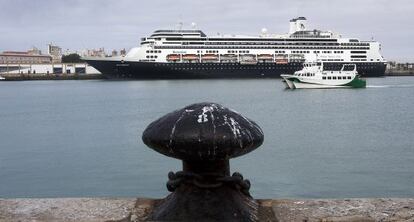 Un crucero atracado en el puerto de Cádiz.