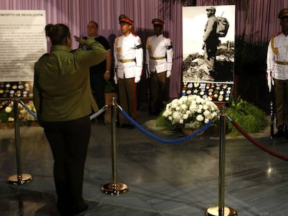 Uma mulher presta homenagem a Fidel Castro em Havana.