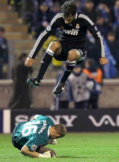 Van Nistelrooy salta sobre Malafeev, el portero del Zenit.