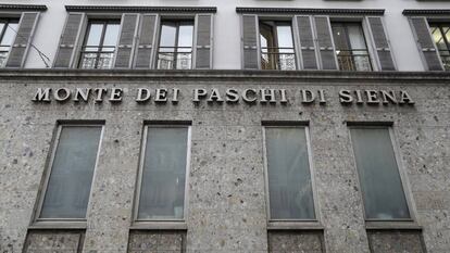 Fachada de la sede milanesa del Monte dei Paschi di Siena.