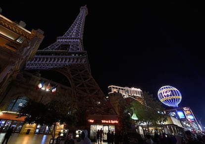 Los turistas pasean por Las Vegas Strip, una de las avenidas más famosas de EE UU. Junto a hoteles y casinos, una réplica de la Torre Eiffel y, bajo ella, las banderas francesas iluminadas en señal de duelo por las víctimas de París.