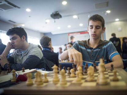 Lance Henderson jugando en el Tradewise Gibraltar Chess 2018.