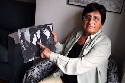 Josefa Llidó muestra una foto en la que su hermano aparece junto al presidente chileno Salvador Allende.