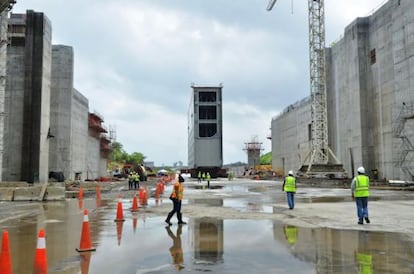 Obreros trasladan la primera compuerta de la ampliaci&oacute;n del Canal.