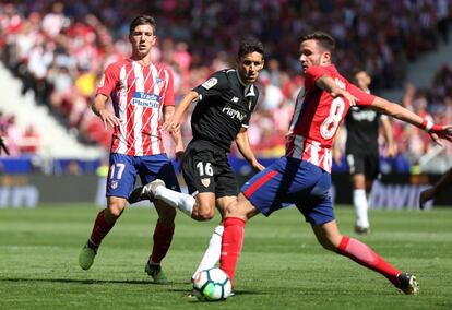 Navas coloca el balón ante el atlético Saúl.