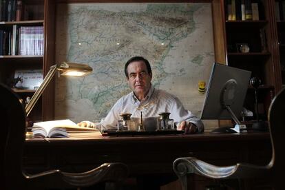 José Bono, en el despacho en el que ha escrito sus memorias, que sujeta con su mano derecha.
