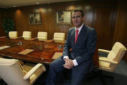 Javier Serratosa, presidente de Uralita, en la sala de reuniones del consejo de Nefinsa, en Valencia.