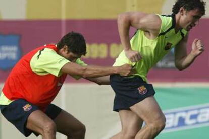 Van Bommel es agarrado por Edmilson en un entrenamiento.