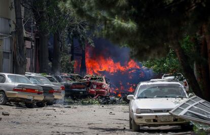 Vista del lugar tras la explosión de un artefacto cerca de la sede de una ONG y la oficina del fiscal general, en Kabul (Afganistán).