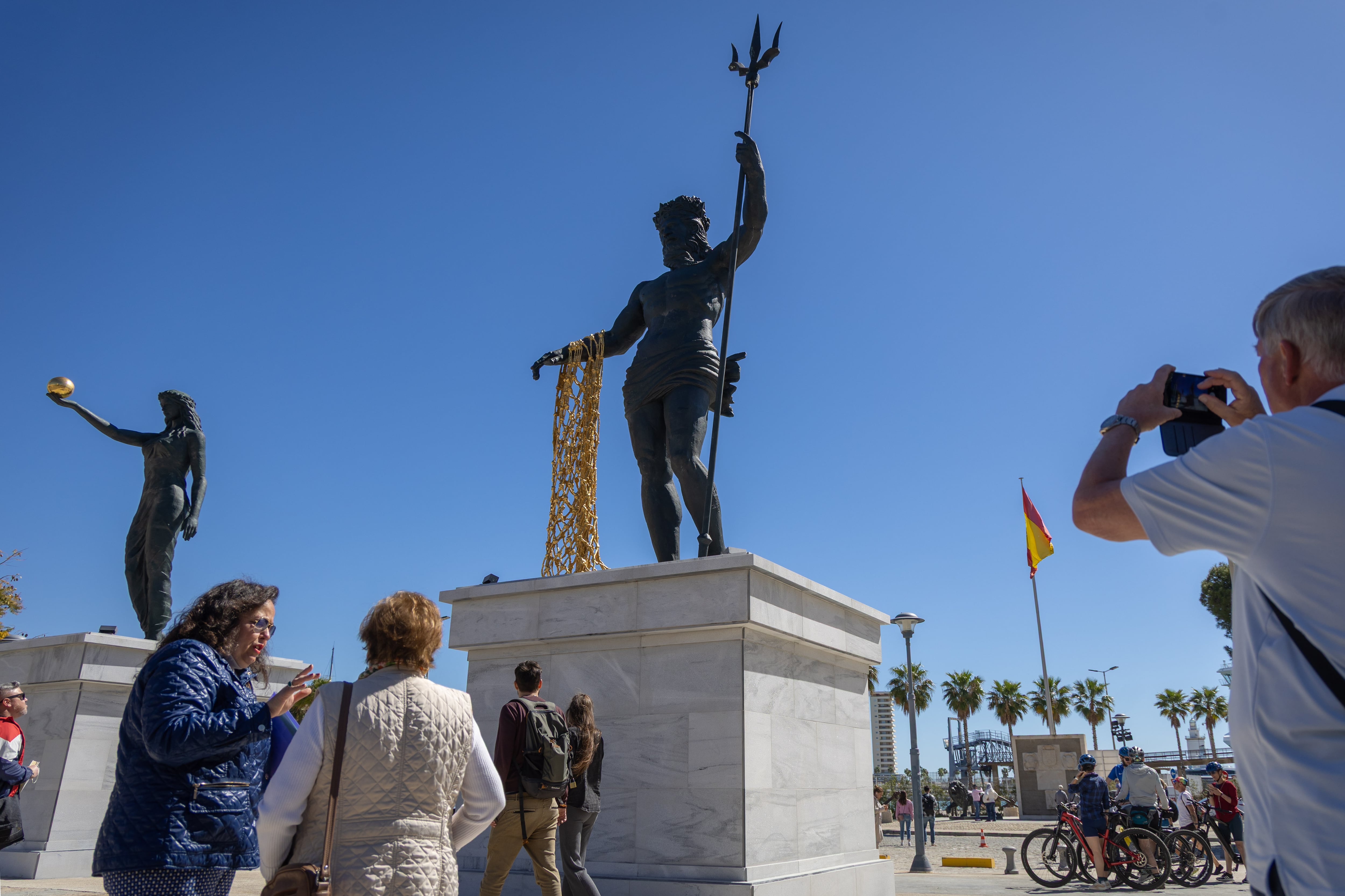 Las esculturas de Venus y Neptuno, del artista Ginés Serrán.