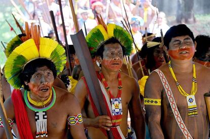 Nativos das etnias Kayapó e Pataxó durante a dança do Guerreiro em frente ao Congresso, em Brasília.