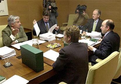 Los miembros de la mesa estudian los documentos del Supremo, esta mañana en del Parlamento de Vitoria.