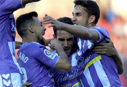 El defensa del Valladolid, Kiko Olivas, en el centro, celebra el primer gol de su equipo junto a varios compañeros.