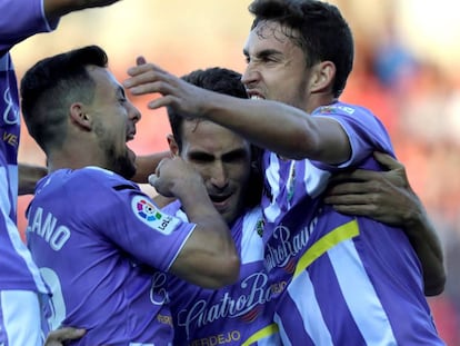 El defensa del Valladolid, Kiko Olivas, en el centro, celebra el primer gol de su equipo junto a varios compañeros.