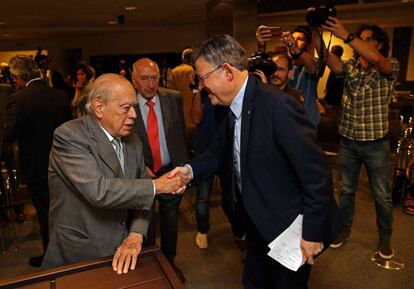 Ximo Puig saluda al expresidente catal&aacute;n Jordi Pujol el 27 de septiembre.