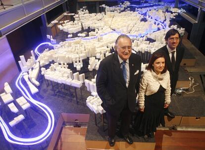 Iñaki Azkuna, Esther Pizarro e Ignacio Alcalde, de izquierda a derecha, delante de la escultura dedicada a Bilbao.
El dúo Ketan actúa en el Euskalduna.