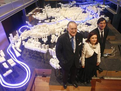 Iñaki Azkuna, Esther Pizarro e Ignacio Alcalde, de izquierda a derecha, delante de la escultura dedicada a Bilbao.
El dúo Ketan actúa en el Euskalduna.