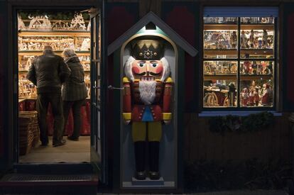 Erfurt, ciudad medieval del estado de Turingia, en el centro de Alemania, no solo ocupa la localización perfecta para una ciudad, según dijo Martín Lutero, también acoge uno de los mercadillos navideños más hermosos del país, junto a la Catedral y la iglesia de San Severo: puestos cuidadosamente iluminados, un árbol de navidad gigante y hasta un belén tallado en madera de grandes dimensiones.