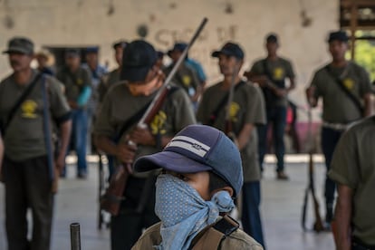 Un niño hace guardia en la plaza central de Ayahualtempa.