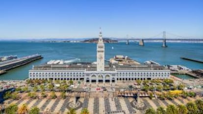 Vista del Ferry Building, en los muelles del Embarcadero, en San Francisco.