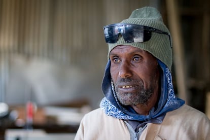 Sisay Worku, de 45 años, mendigó durante cinco por las calles de Addis Abeba después de que un accidente laboral paralizara sus piernas de forma parcial. Puede caminar despacio, pero no correr, y el trabajo en la ebanistería le ha salvado de la mendicidad.