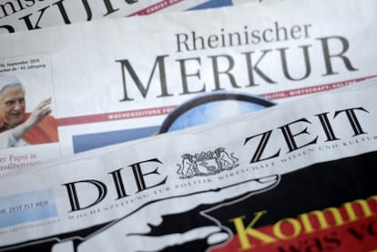 En primer término, la cabecera del diario alemán <b><i>Die Zeit (El Tiempo).</b></i>