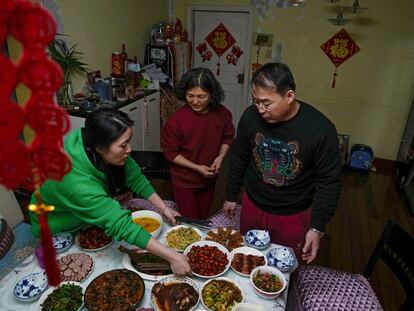 Una familia china durante los preparativos para celebrar el Año Nuevo, este lunes.