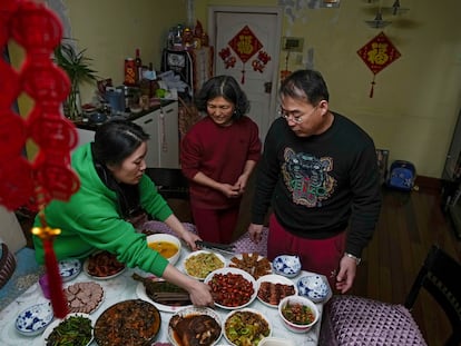 Una familia china durante los preparativos para celebrar el Año Nuevo, este lunes.