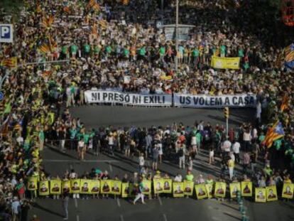 110.000 personas marchan pidiendo la excarcelación de los líderes del  Procés  y centenares de personas irrumpen en la antigua cárcel Modelo