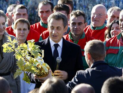 Nicolas Sarkozy recibe un roble como regalo para su hija ayer en un acto oficial.