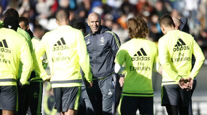 "Quiero que los jugadores se lo pasen bien", dijo Zidane el día de su presentación, en la que prometió trabajo, más trabajo e ilusión. La plantilla nunca llegó a tener feeling con Benítez. El técnico francés conquistó a todos y no se casó con nadie.