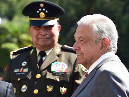 El presidente Andrés Manuel López Obrador y Luis Cresencio Sandoval González, secretario de la Defensa Nacional, en febrero de 2022.