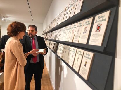 Visitantes de la exposición dedicada a la segunda etapa, entre 1963 y 1975, de la 'Revista de Occidente'.