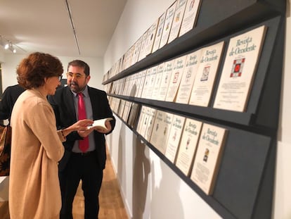 Visitantes de la exposición dedicada a la segunda etapa, entre 1963 y 1975, de la 'Revista de Occidente'.