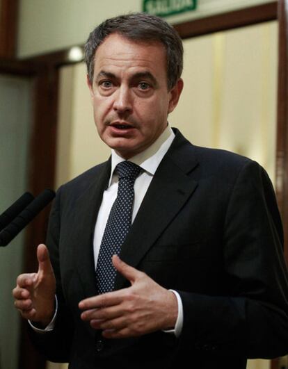 Zapatero durante la comparecencia de esta mañana en el Congreso de los Diputados para informar sobre los daños causados por el terremoto de ayer en Lorca.