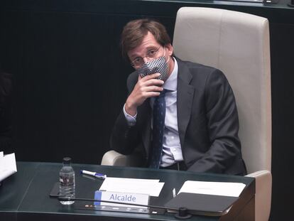 El alcalde de Madrid, Jose Luis Martínez Almeida, en el pleno del Ayuntamiento de Madrid.