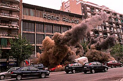Momento en el que se produjo la explosión simulada en la avenida del Paral.lel frente al cine Regio.