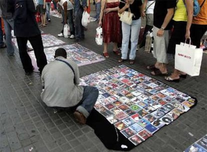 Después de todo un día vendiendo por las calles, los <i>manteros</i> apenas sacan entre 10 y 15 euros.
Son recién llegados, desconocedores del idioma y del país. Muchos sufren problemas de insomnio y ansiedad.