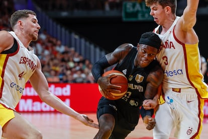 El base de la selección alemana de baloncesto Dennis Schroeder, su mejor hombre, trata de superar al español Sergio de Larrea.