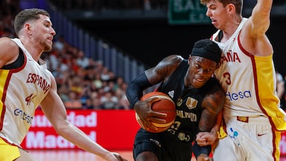 El base de la selección alemana de baloncesto Dennis Schroeder, su mejor hombre, trata de superar al español Sergio de Larrea.