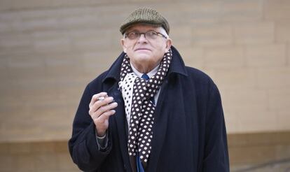 El artista David Hockney posa en el exterior del Guggenheim Bilbao.