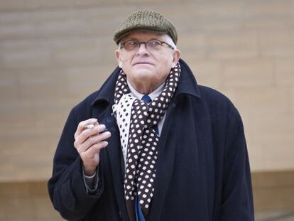 El artista David Hockney posa en el exterior del Guggenheim Bilbao.