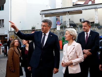 El primer ministro, Andrej Plenkovic, conversa con la presidenta de la Comisión Europea, Ursula Von der Leyen.