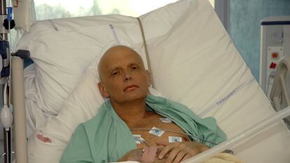 El exespía Alexánder Litvinenko, envenenado con polonio radiactivo, en la UCI del Hospital Universitario de Londres el 20 de noviembre de 2006, tres días antes de morir.