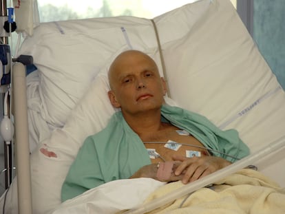 El exespía Alexánder Litvinenko, envenenado con polonio radiactivo, en la UCI del Hospital Universitario de Londres el 20 de noviembre de 2006, tres días antes de morir.