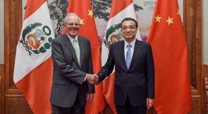 Kuzcynski con el primer ministro chino, Li Keqiang, en Pek&iacute;n.