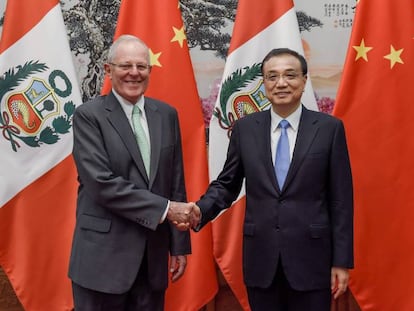 Kuzcynski con el primer ministro chino, Li Keqiang, en Pek&iacute;n.