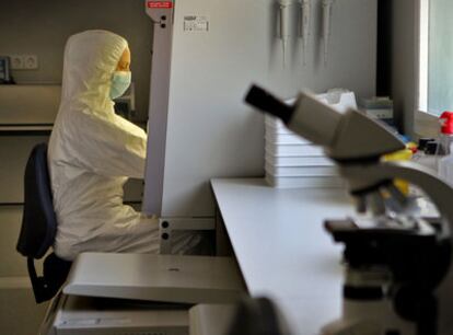 Una investigadora en el Hospital La Fe de Valencia.