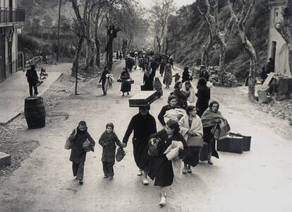 Una larga fila de españoles, cruzando la frontera de Francia en enero de 1939.