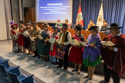 La primera promoción de graduados en el idioma aymara del Centro de Idiomas de la Universidad Mayor de San Marcos, en Lima.